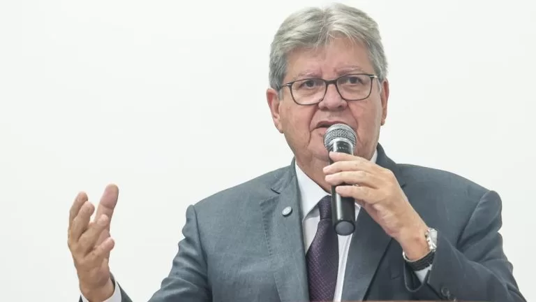 João Azevêdo entrega mais 351 escrituras