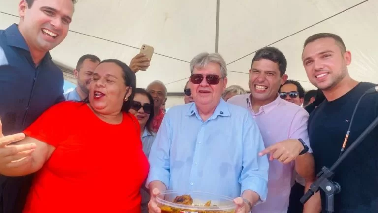 João inaugura Vila Olímpica de Guarabira e recebe galinha de aliados após ‘polêmica eleitoral’