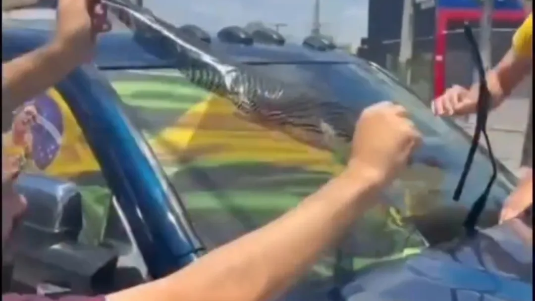 Justiça Eleitoral retira adesivos de veículos de apoiadores de Flávio Bolsonaro
