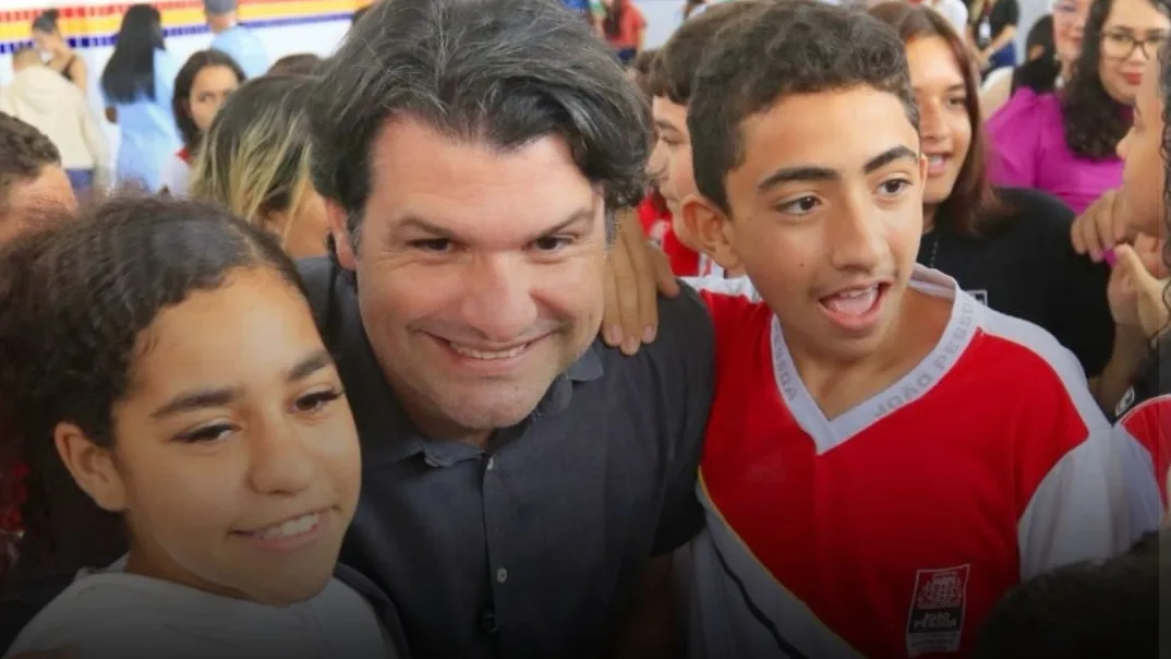 Lego, robôs e espaços maker: Leo Bezerra entrega 65a escola reconstruída e destaca padrão de ensino inovador