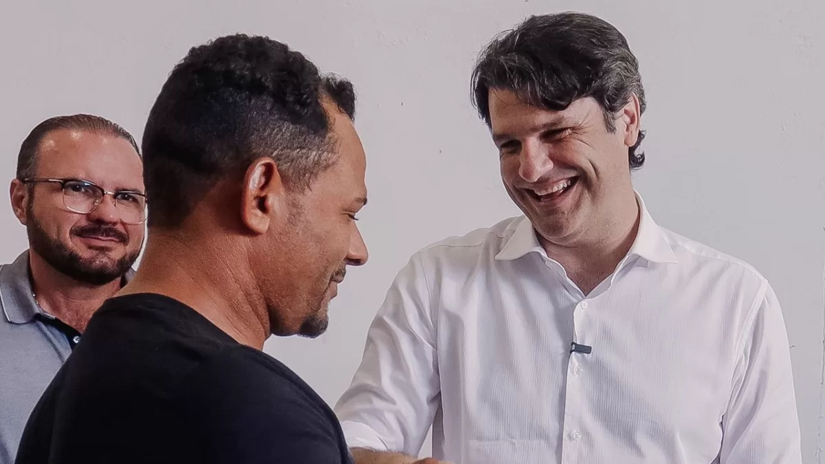 Leo Bezerra entrega crachás que organiza comércio de ambulantes na orla de Cabo Branco e Tambaú