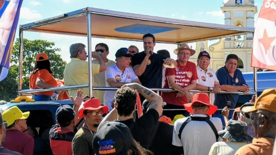 Lucas destaca investimentos em estradas, água e infraestrutura durante caravana pelo Cariri
