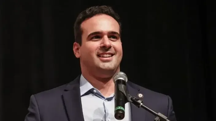 Lucas Ribeiro anuncia e entrega obras, ônibus escolar e helicóptero
