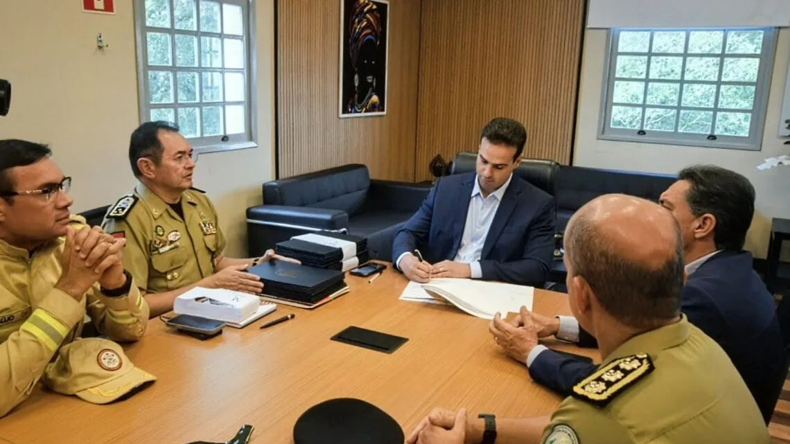 Lucas Ribeiro assina atos promocionais de policiais e bombeiros militares