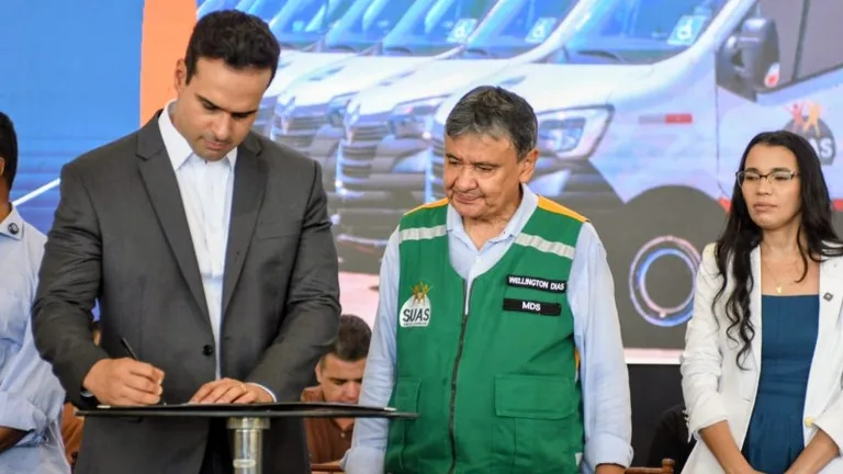 Lucas Ribeiro e ministro entregam veículos e ampliam serviços de assistência na PB
