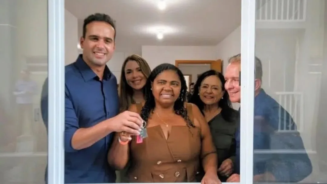 LUCAS RIBEIRO ENTREGA APARTAMENTOS E BENEFICIA FAMÍLIAS COM MORADIA EM PATOS
