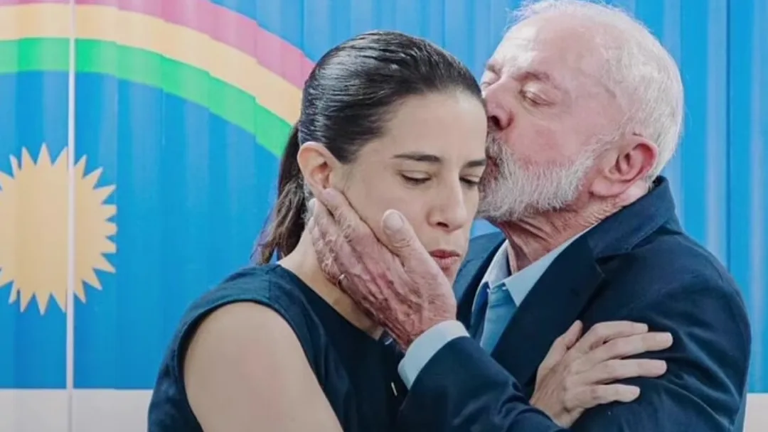 Lula diz no Marco Zero que "se as mulheres tiverem consciência, votam em mulheres"