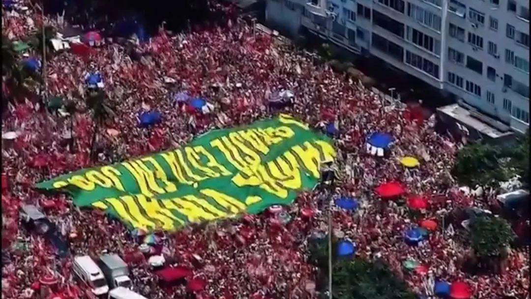 Lula leva multidão de apoiadores a Copacabana