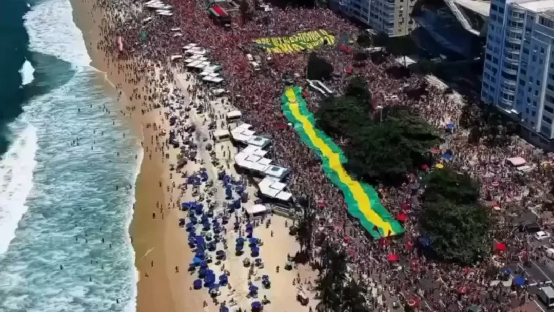 Lula participa de ato no Rio de Janeiro na véspera do segundo turno