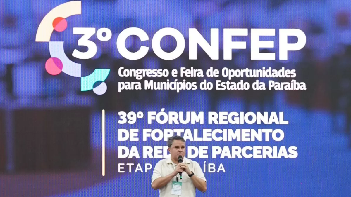 "Meu 'pé na estrada' é de coração, comprova que sou municipalista na prática e isso ninguém tira"*, diz Efraim em Campina Grande 