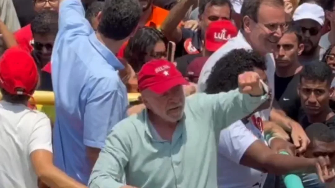 Milhares de apoiadores seguem Lula durante ato no Rio de Janeiro.