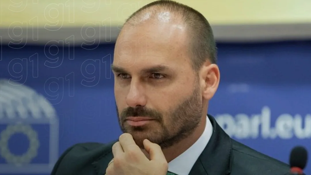 Moraes determina início da pena de Eduardo Bolsonaro e manda cancelar passaportes