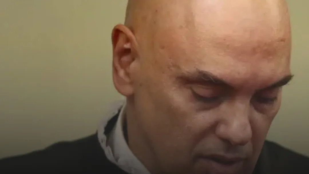 Moraes entrega defesa de 44 páginas, ataca Mendonça e comete erros de português