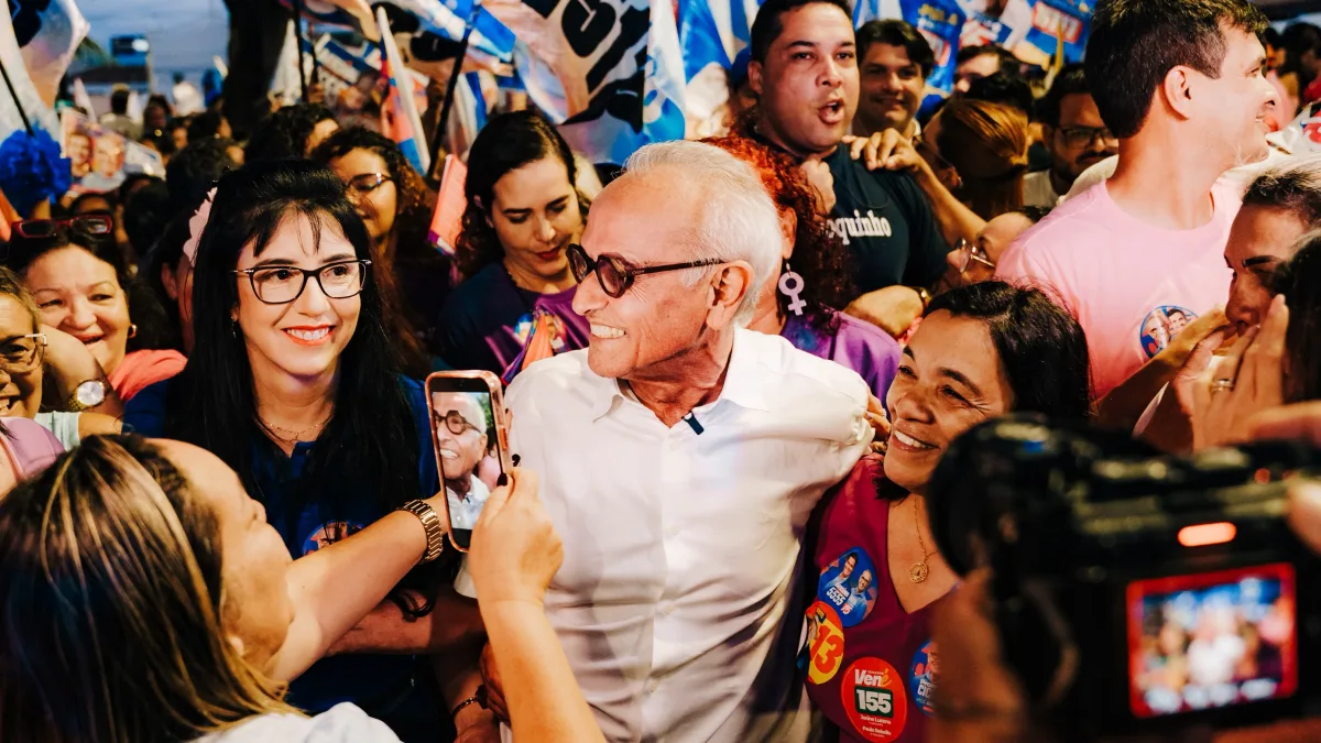 Multidão acompanha Cícero na Caminhada das Mulheres e candidato se compromete com políticas de saúde, segurança e geração de renda para o público feminino