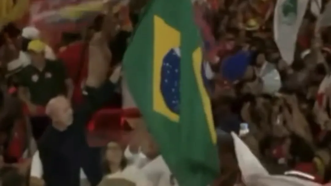 Multidão acompanha Lula durante caminhada na praça Sete, em Belo Horizonte