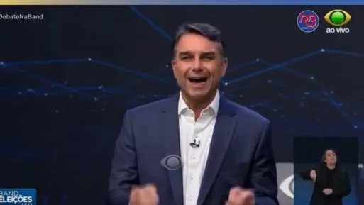 "'Não vai ter ninguém passando a mão em cabeça de bandido como tem neste governo", diz Flávio
