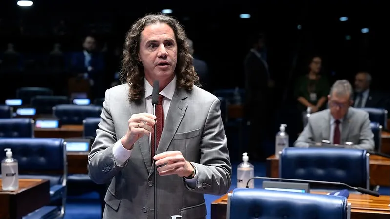 No Senado, Veneziano enaltece atuação dos servidores públicos nas esferas municipal, estadual e federal