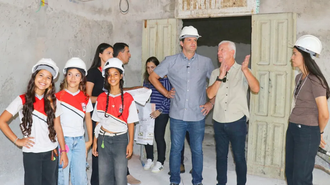 Novo padrão: Leo Bezerra inspeciona obras da Escola Dom Adauto, que alia modernidade e preservação do patrimônio histórico