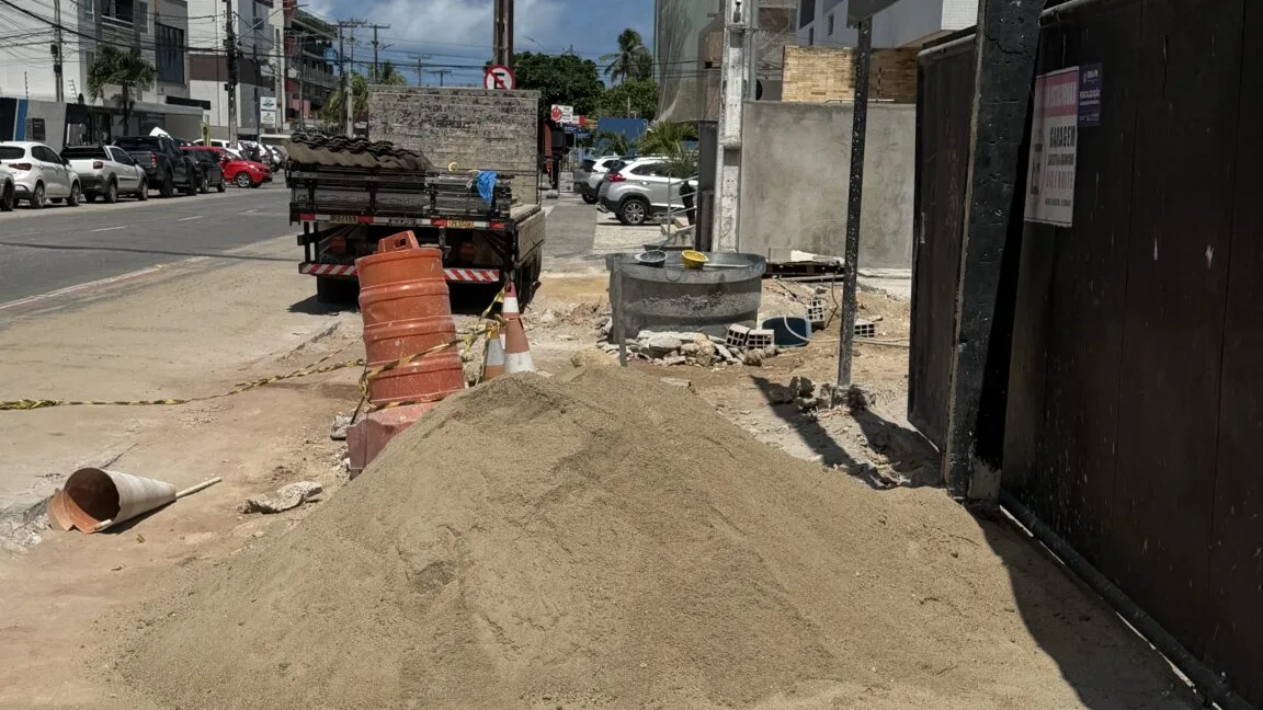 Obra da Construtora Equilíbrio bloqueia calçada no Cabo Branco e obriga pedestres a caminhar entre veículos