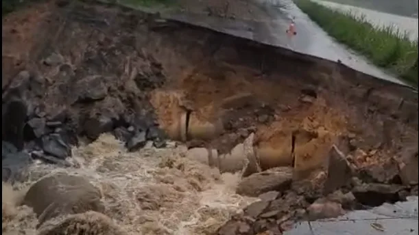 PB-032 é totalmente interditado em Pedras de Fogo após cratera se agravar com fortes chuvas