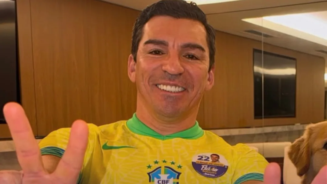 Pentacampeão mundial Lúcio declara apoio a Flávio Bolsonaro e publica foto com a camisa da seleção fazendo o 22