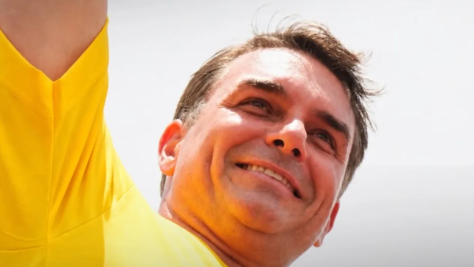 Pesquisas mostram Flávio Bolsonaro sob disparada em meio à crise no STF