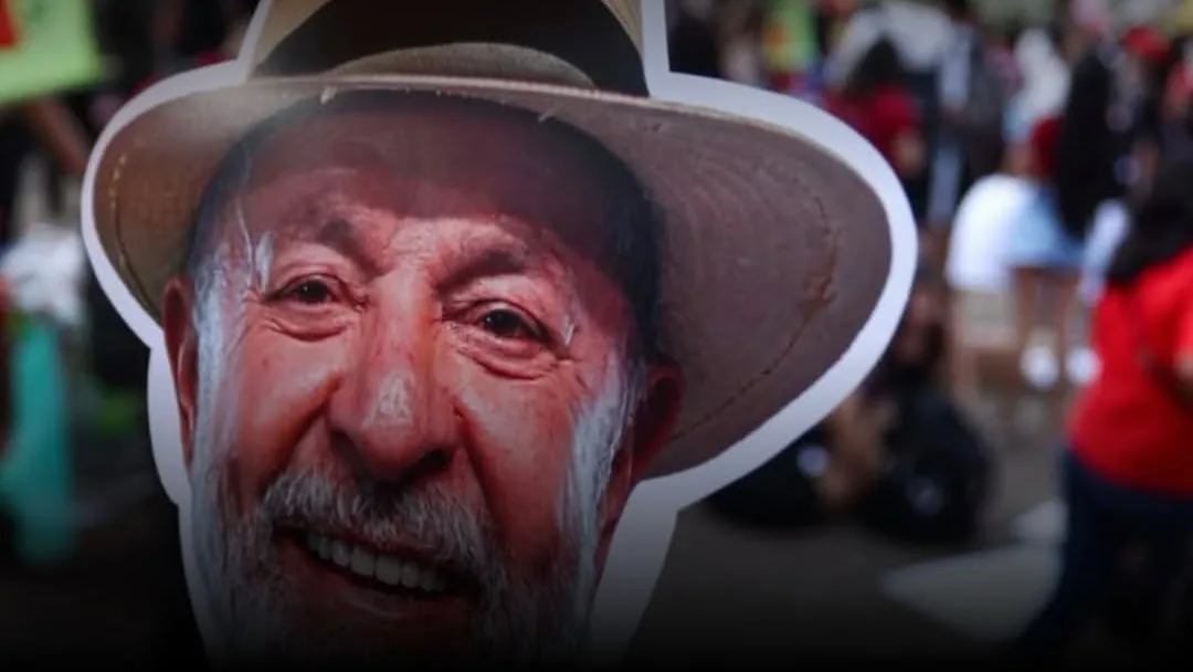 Petistas projetam que PEC 6x1 fará Lula empatar com Flávio em breve