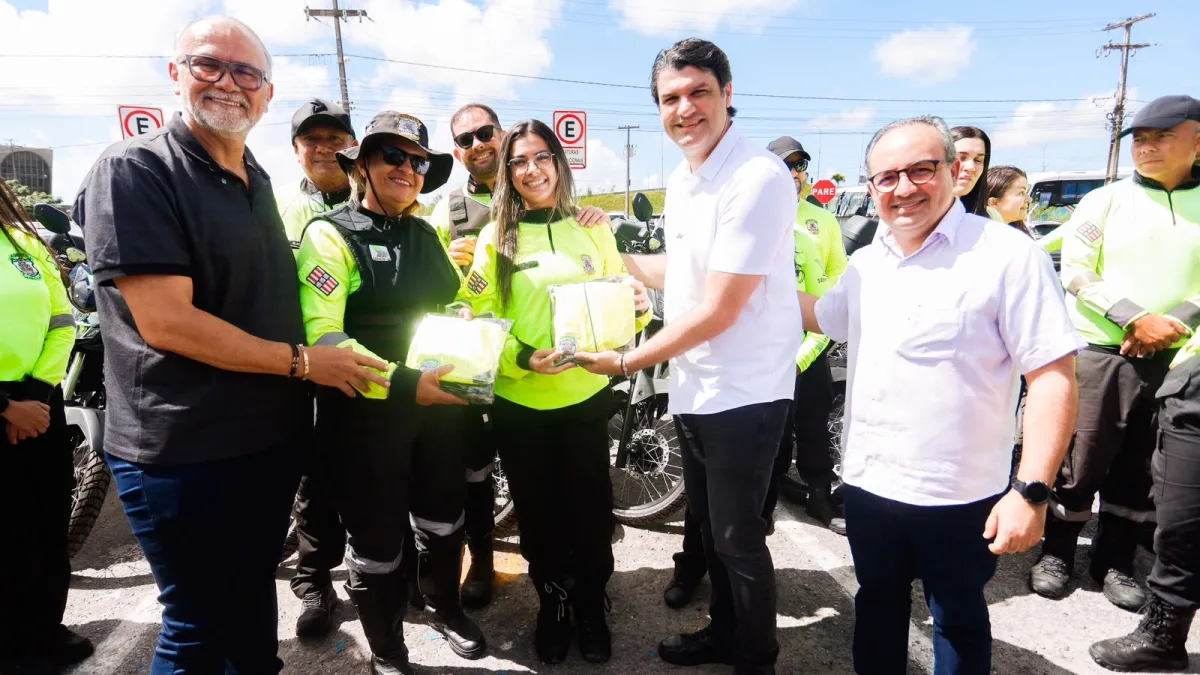 Política de modernização Leo Bezerra entrega fardamento para os agentes de mobilidade urbana e novos veículos para a Semob-JP