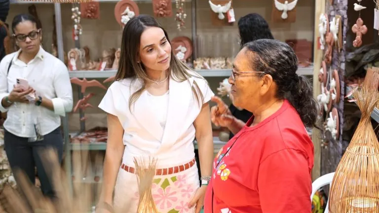 Primeira-dama Camila Mariz acompanha artesãos paraibanos na Fenearte, em PE