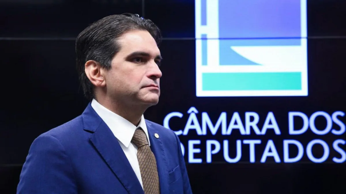 Projeto de Murilo Galdino que incentiva estudantes ao voluntariado avança na Câmara dos Deputados