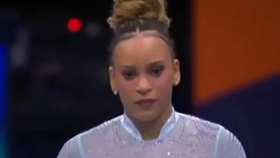 Rebeca Andrade faz história com tricampeonato mundial no salto