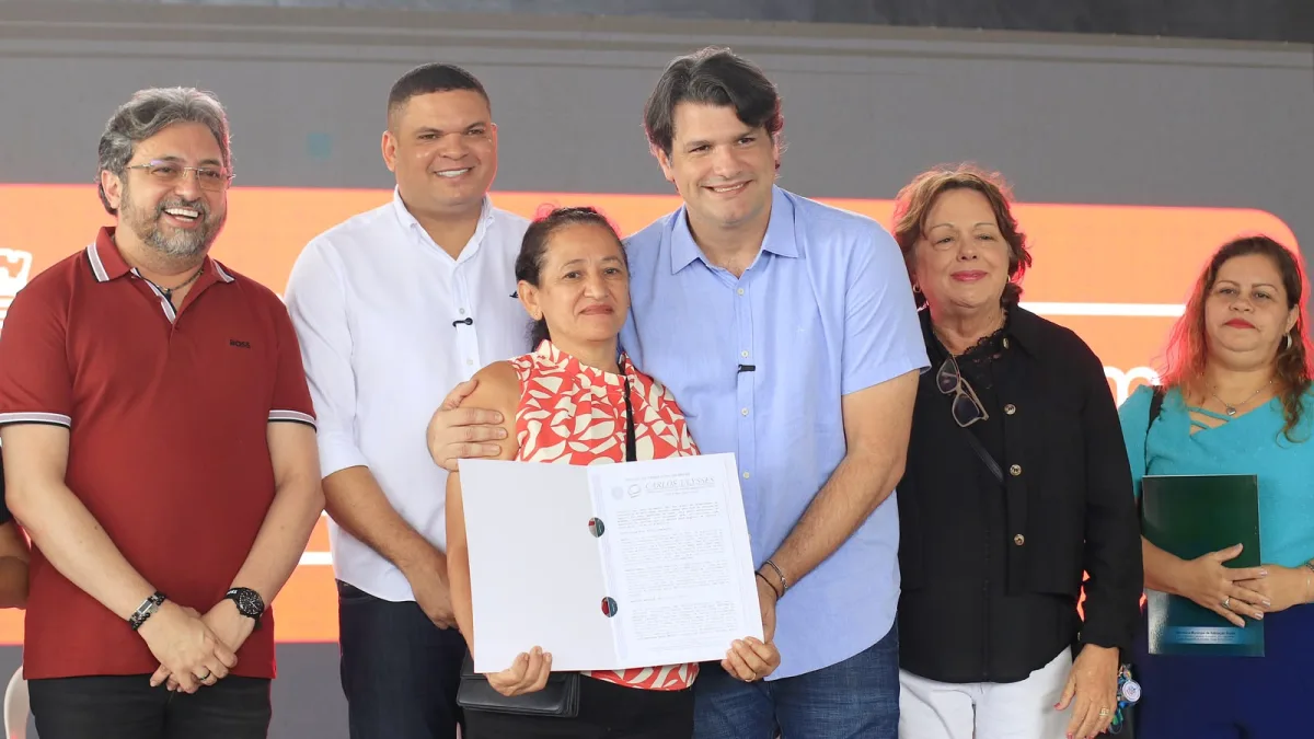 Regularização fundiária: Leo Bezerra entrega 70 escrituras e garante direito à casa própria para famílias de João Pessoa