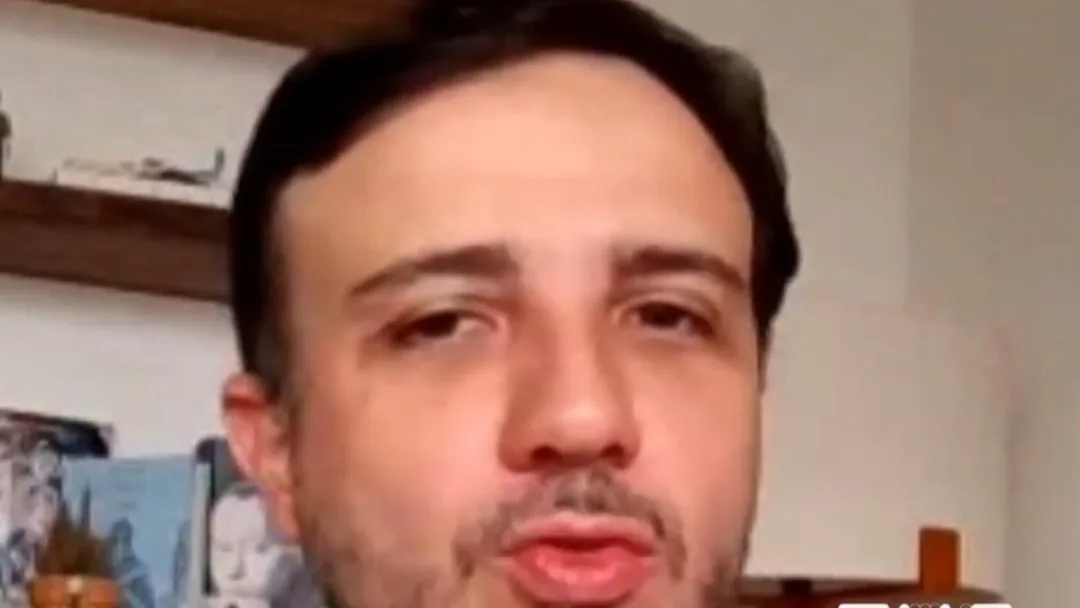 Renan abanDONA direita e detona fuga de Flávio: "cansei de disputar espaço com quem luta contra travesti imaginário"