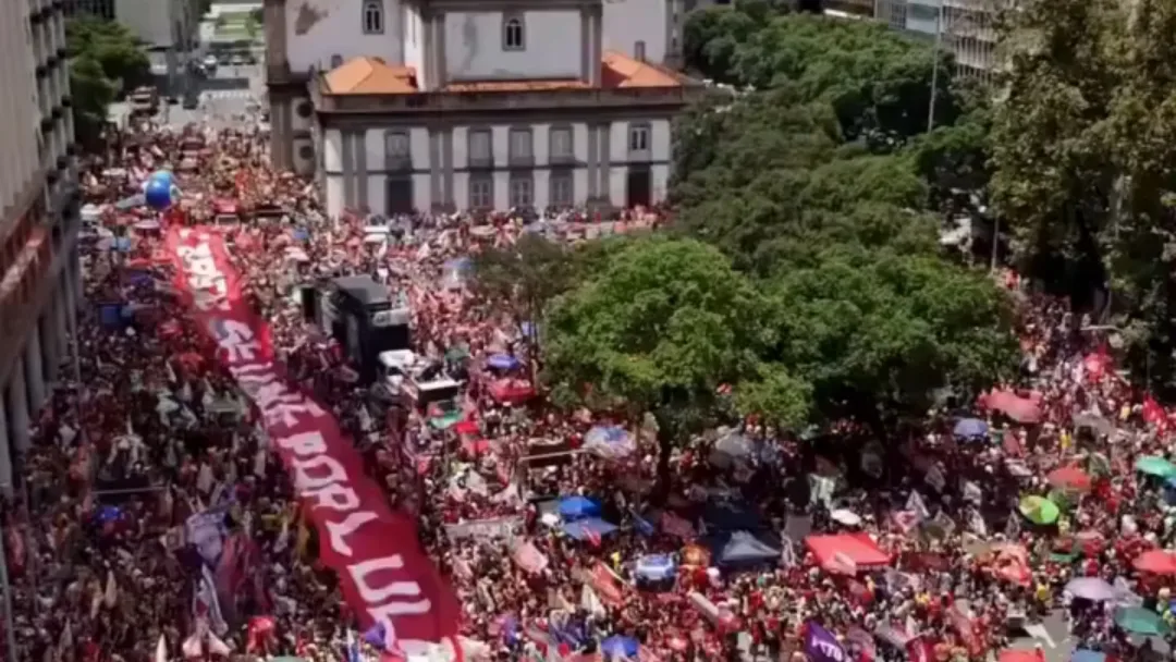 Rio: ato contra extrema direita leva multidão à Candelária