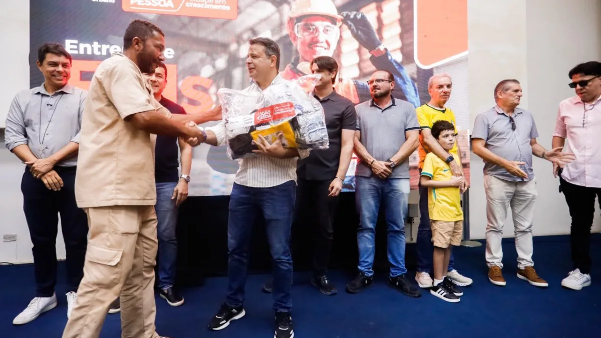 Saúde e segurança Leo Bezerra entrega mais de 160 kits de EPIs para profissionais que atuam na zeladoria de João Pessoa