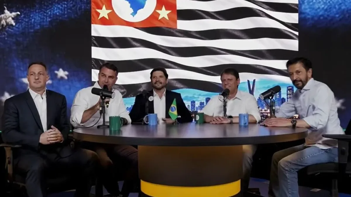 Tarcísio faz live com Flávio e diz que “antipetismo” aparecerá na urna