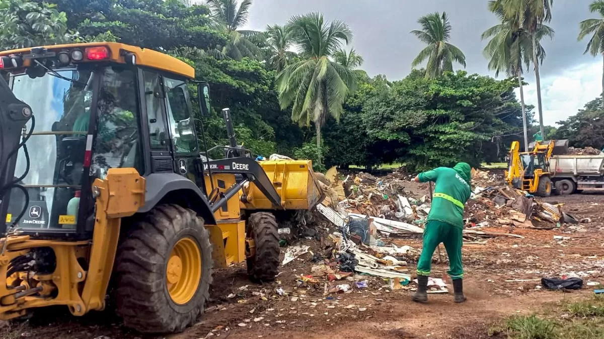 Trabalho preventivo Prefeitura intensifica ações de limpeza, desobstrução de galerias e coleta de lixo durante final de semana e feriado de Tiradentes