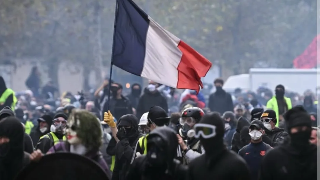 Trump diz que França deve fechar fronteiras e volta a culpar imigrantes