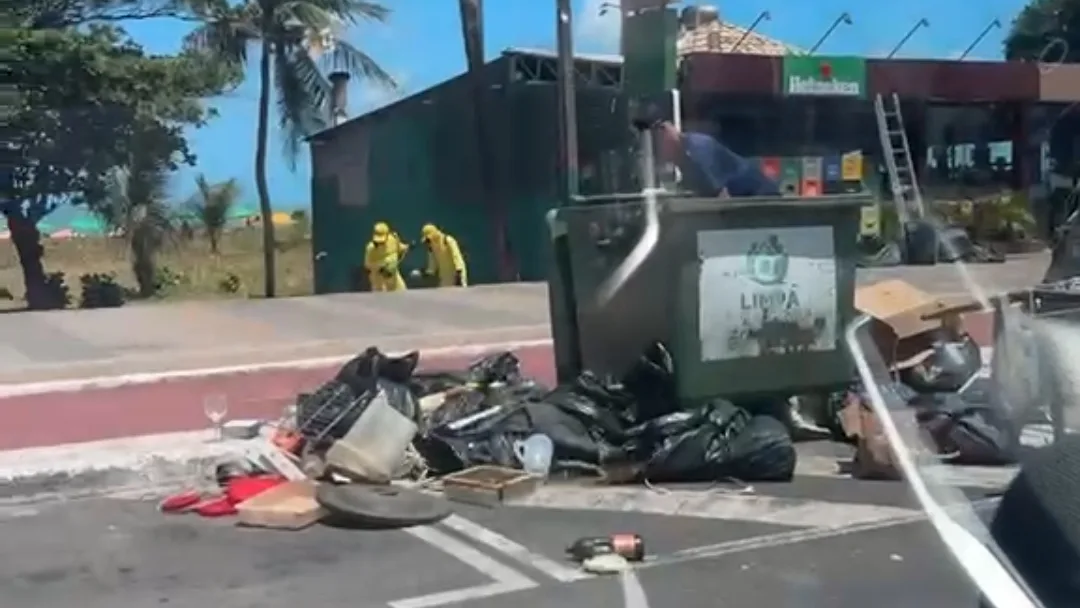 TURISTA FLAGRA CATADOR ESPALHANDO LIXO NA ORLA DE JOÃO PESSOA E EXPÕE PROBLEMA QUE FOGE AO CONTROLE DA LIMPEZA MUNICIPAL
