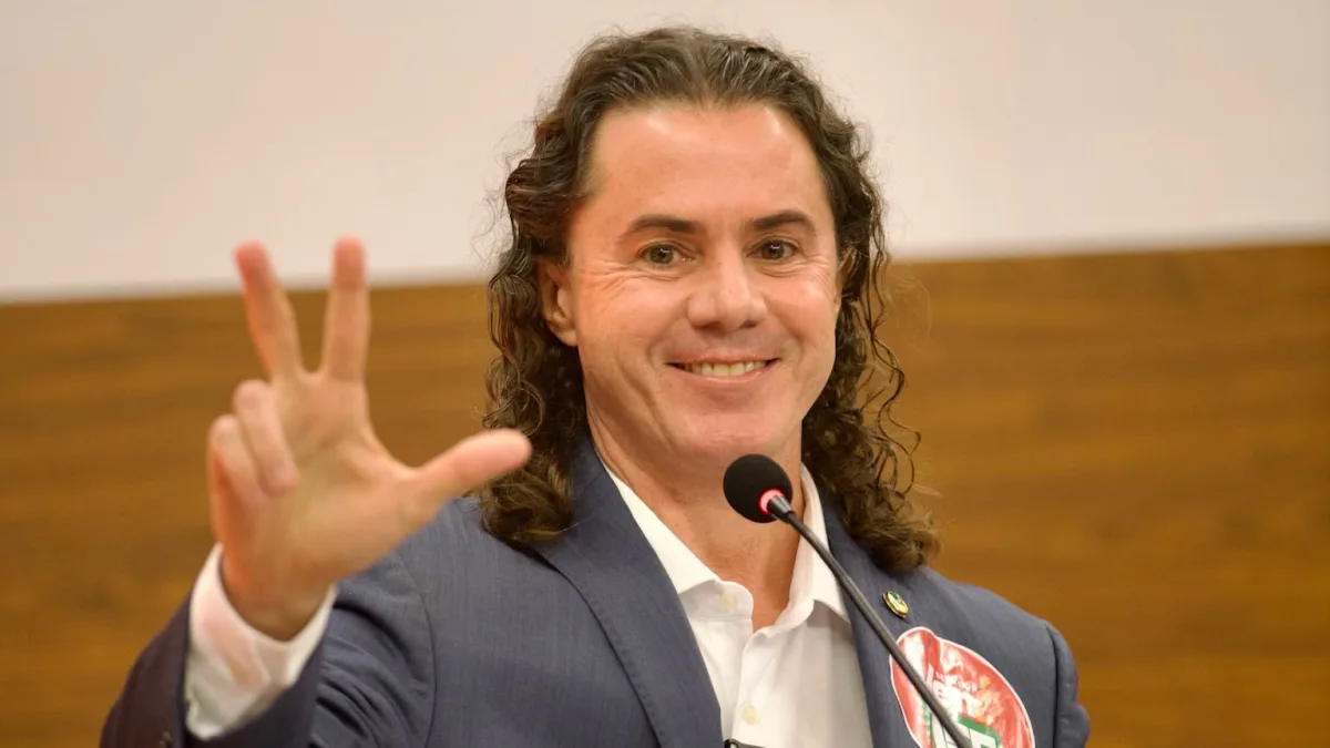 Veneziano ganha mais 4 direitos de reposta em cadeia de rádio e TV, que serão veiculados mesmo com o término do guia