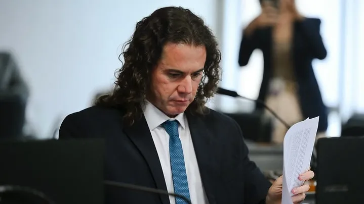 Veneziano já está em Brasília para votar e articular a aprovação do fim da escala 6x1, sem redução salarial