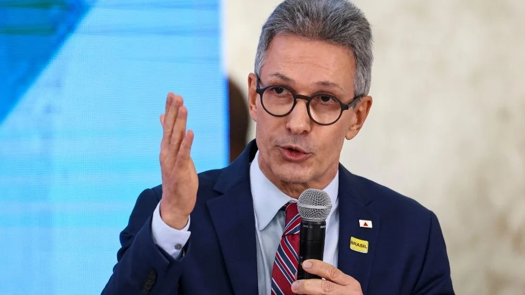 Zema diz que apoiará Flávio contra Lula no 2º turno, mas mantém críticas