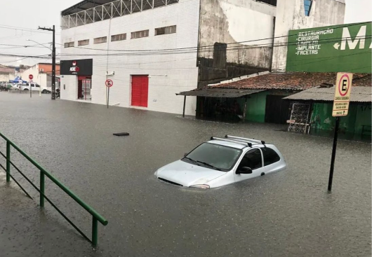 Ruas de João Pessoa alagado após fortes chuvas.