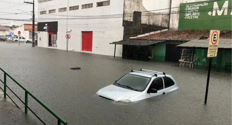 Ruas de João Pessoa alagado após fortes chuvas.