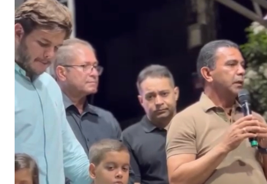 VÍDEO: vereador Pastor Luciano Breno emociona o prefeito Bruno Cunha Lima, na zona leste de Campina