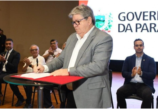 Governador da Paraíba João Azevedo.