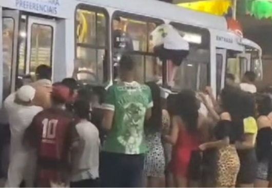 Invasão em ônibus