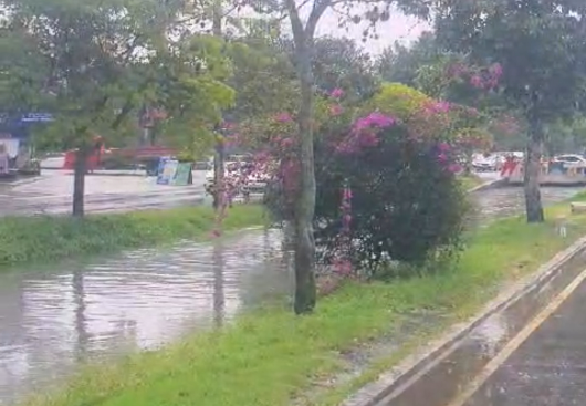 IMAGINEM COMO DEVEM ESTAR AS ZONAS DE RISCO: ENQUANTO O PREFEITO ALARDEIA BRAVATAS PELA CIDADE, CAMPINA JÁ COMEÇA A SOFRER COM AS CHUVAS, ATÉ NA PARTE CENTRAL