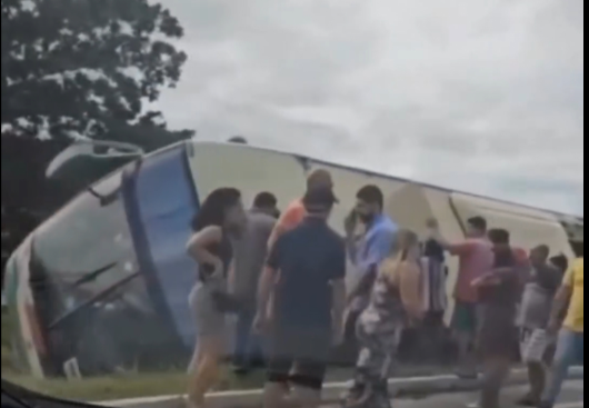 VÍDEO: Ônibus com destino a Vila Sítio São João tomba, em Café do Vento — Paraíba Já