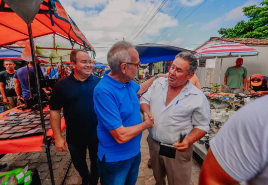 Cícero conversa com feirantes e explica projeto da nova Feira de Oitizeiro — Paraíba Já